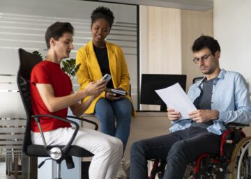 Equipe diversa em reunião corporativa discutindo estratégias de diversidade e reputação